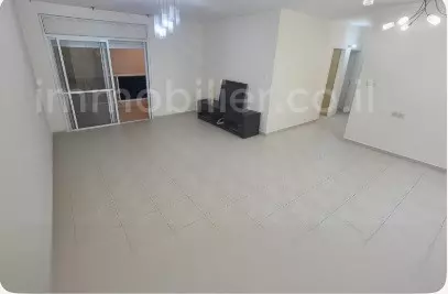 Hermoso apartamento de 4 habitaciones con mamad en el barrio Kirya