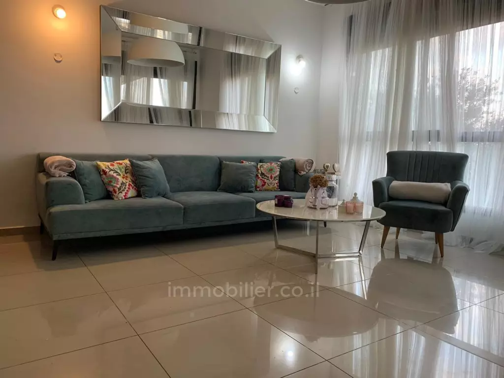 Apartamento con terraza, buena ubicación, en Tet Zayin en Ashdod