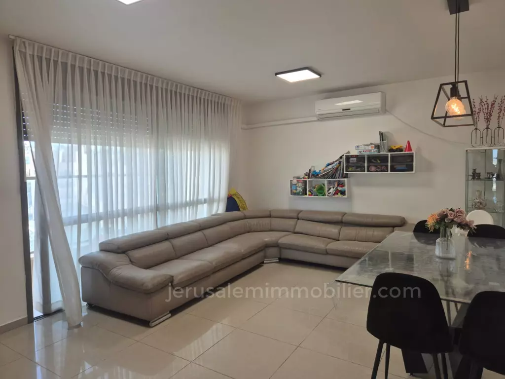 Oportunidad única: Balcón en Sucá, vistas despejadas y piso alto en Jerusalén - JERUSALEM REAL ESTATE 026786595