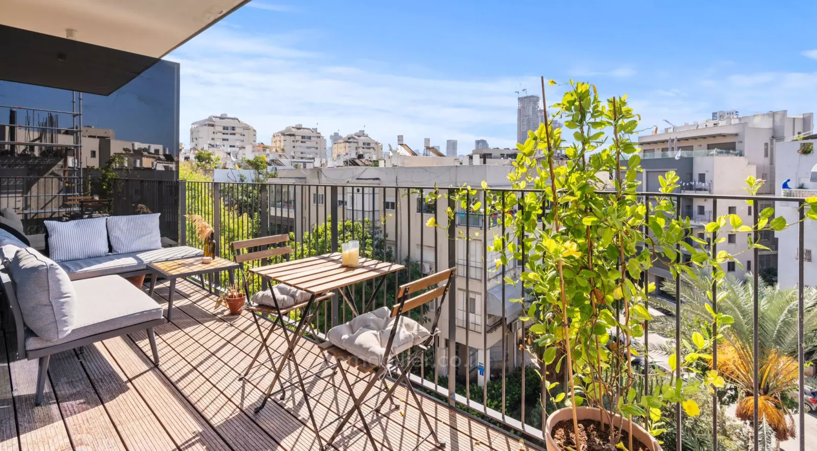 Con terraza, tranquilo, cerca del mar, ¡no se lo pierda! Bien diseñado, luminoso, espacioso, magnífico, renovado