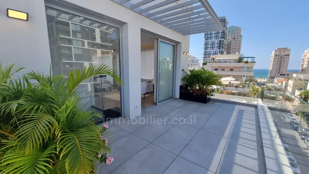 mpresionante ático situado a 3 minutos del mar, cerca del Royal Beach Hotel. 172 m² de superficie habitable + 60 m² de terraza, parking con vistas al mar.