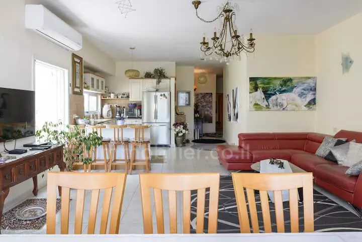 Apartamento de 5 habitaciones con potencial para reforma, parking, situado entre Basilea y Boulevard Bengourin.