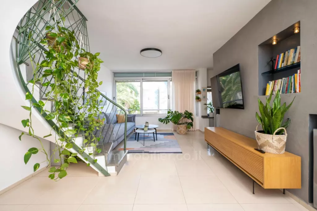 Dúplex situado en el barrio Bougrashov a 15 min del mar, parking, ascensor, terraza 45 m²