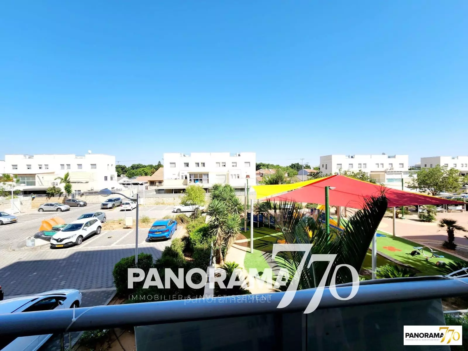 en un hermoso edificio,Cerca del mar