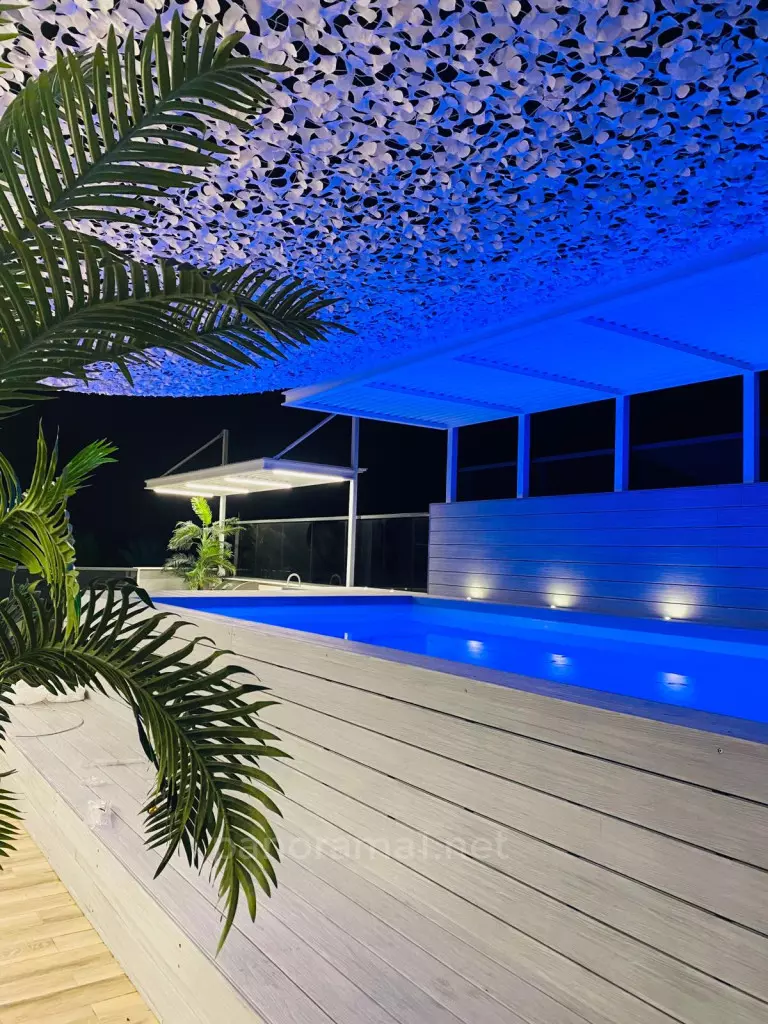 Planta jardín frente al mar con piscina privada