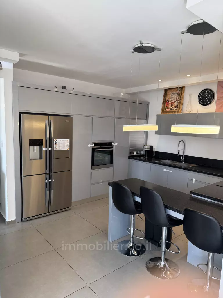 PENTHOUSE EN VENTA DE 5 HABITACIONES CON VISTA EN EILAT - TODO CONFORT CON ARMARIOS EMPOTRADOS Y HERMOSA COCINA CON ISLA CENTRAL - Ubicado en pleno barrio de hoteles en complejo con piscina y gimnasio a dos pasos del centro comercial ICEparc Canyon