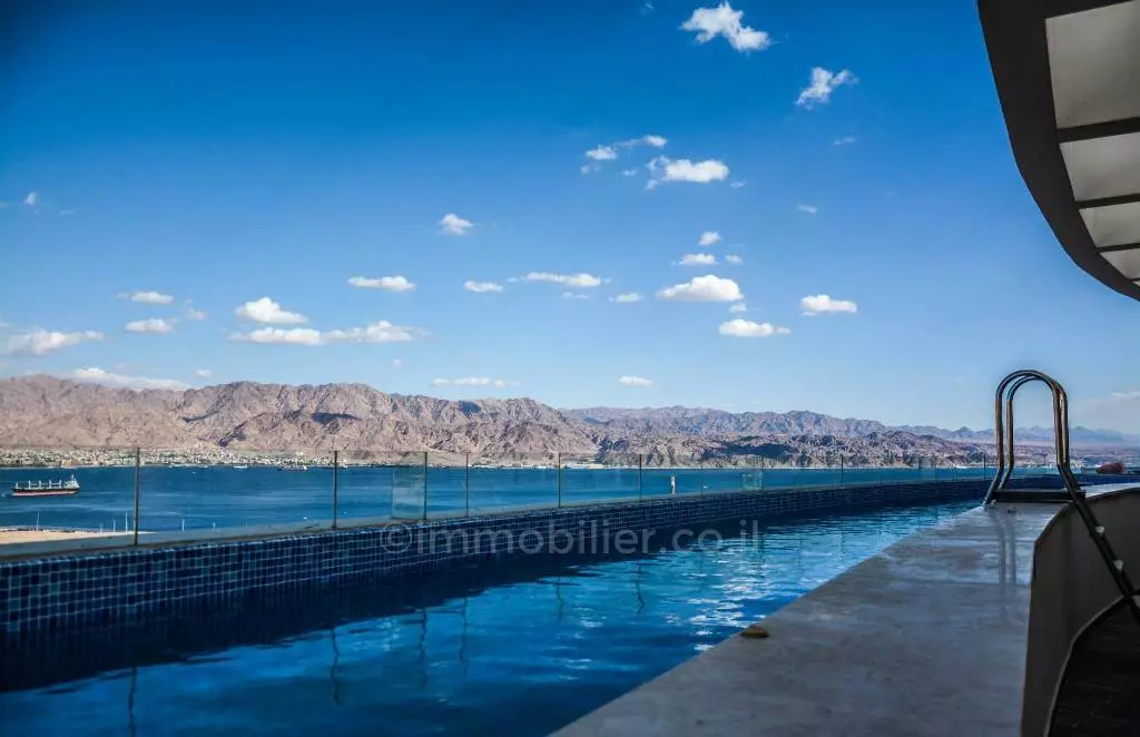 Ático con terraza, tranquilo, buena oportunidad, piso alto con vista, grande, ¡no te lo pierdas!