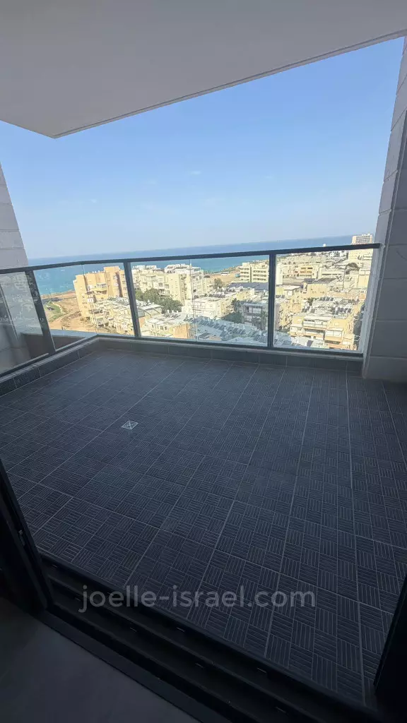 Edificio nuevo con balcón vista al mar