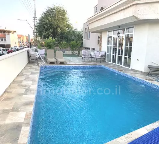 con terraza,tranquilo,excelente estado,En el centro,Lugar tranquilo,Grande,Cerca del mar,Vista al mar,bien arreglado,espacioso,Jardín grande,Espléndido,Renovado