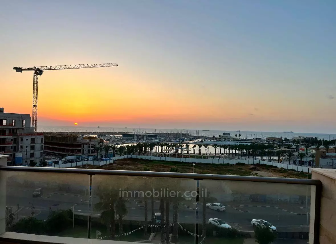 Con terraza, bien distribuido, buena ubicación, en un hermoso edificio, cerca del mar, espacioso, vista al mar