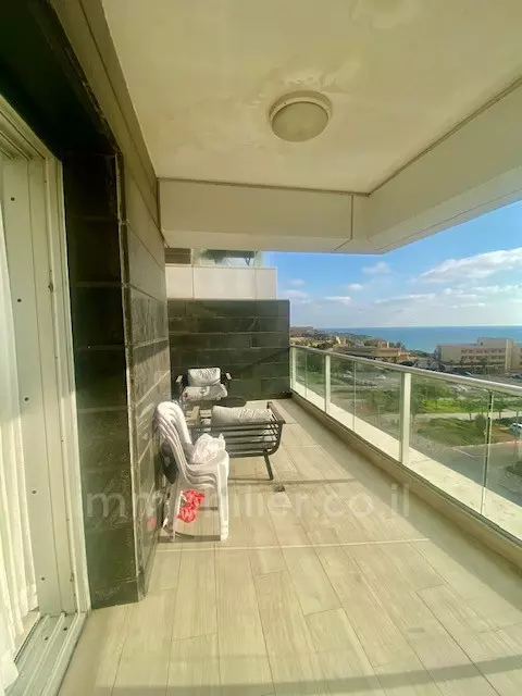 con terraza,Departamento bonito,bien arreglado,Buena ubicación,en un hermoso edificio,Grande,Cerca del mar,espacioso