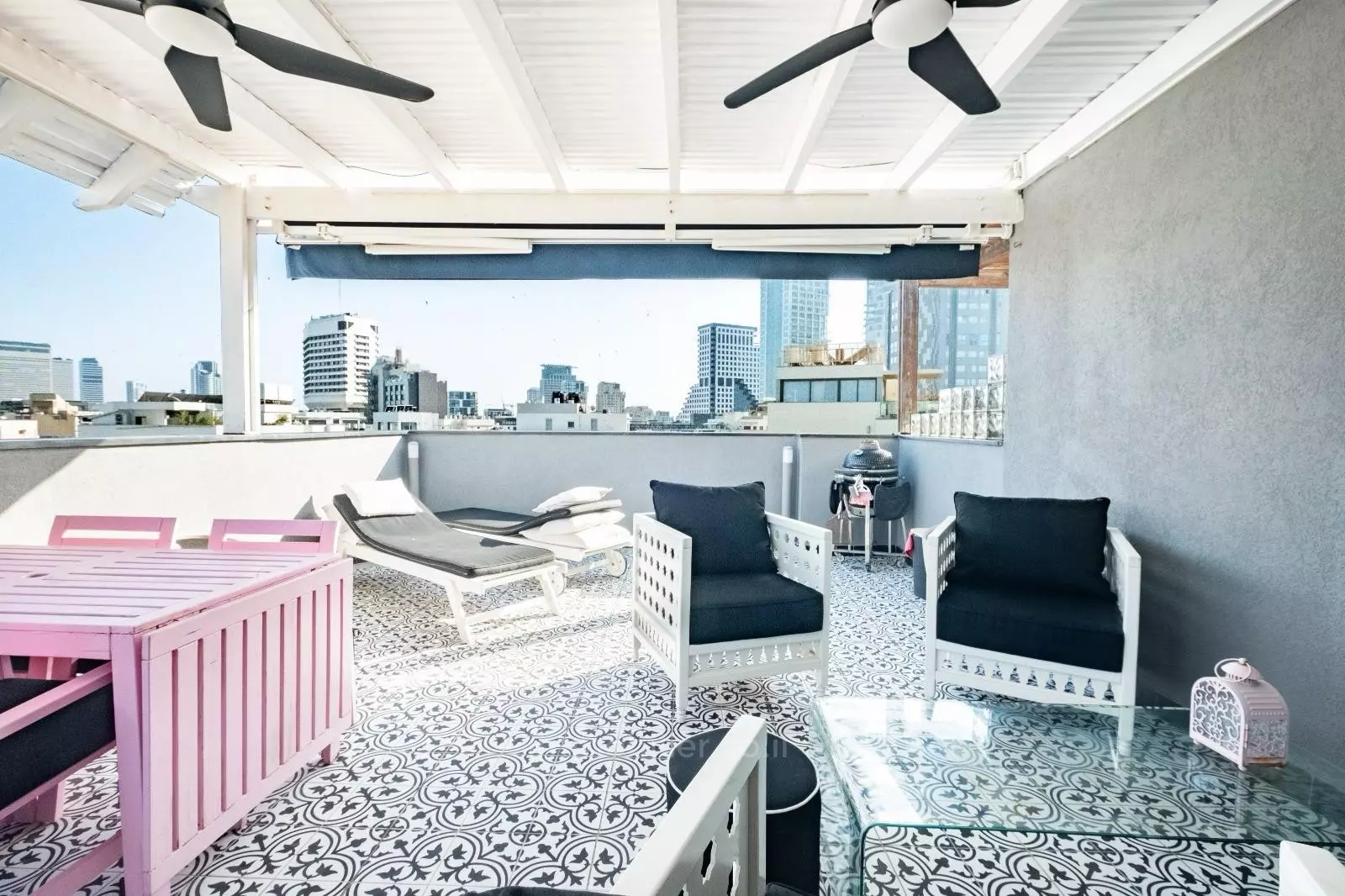 con terraza,Departamento bonito,bien arreglado,Buena ubicación,en un hermoso edificio,excelente estado,Cerca del mar,espacioso