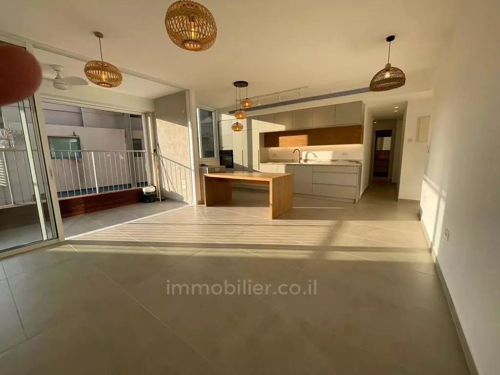 ¡Ubicación ideal! Hermoso apartamento de 3 habitaciones en venta, totalmente renovado, Bograshov, Tel Aviv
