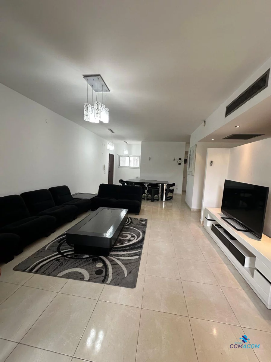 ¡Gran oportunidad que no se puede perder! ¡Apartamento de 4 habitaciones en alquiler en el corazón de Ra'anana con piscina en la residencia!