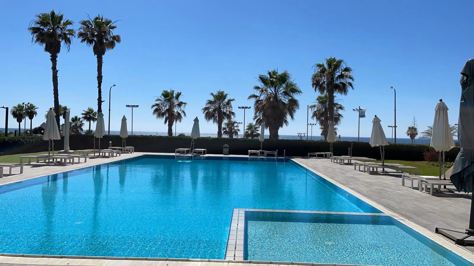 ¡No te lo pierdas! Hermoso apartamento de 2 habitaciones completamente amueblado con piscina residencial, Herzliya Pituach