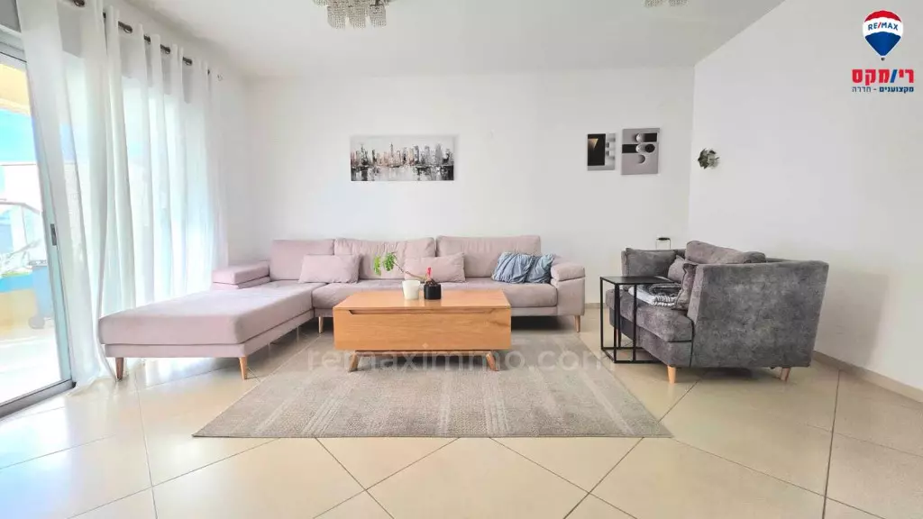 ¡Oportunidad excepcional! Gran apartamento familiar de 5 habitaciones renovado en Hadera en el barrio del Park!