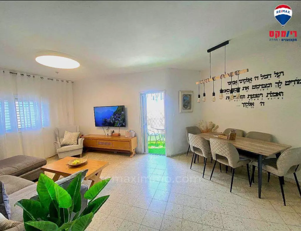 ¡Gran oportunidad! Apartamento espacioso de 4 habitaciones con terraza, ascensor y aparcamiento en la entrada del codiciado barrio Haotsar de Hadera!
