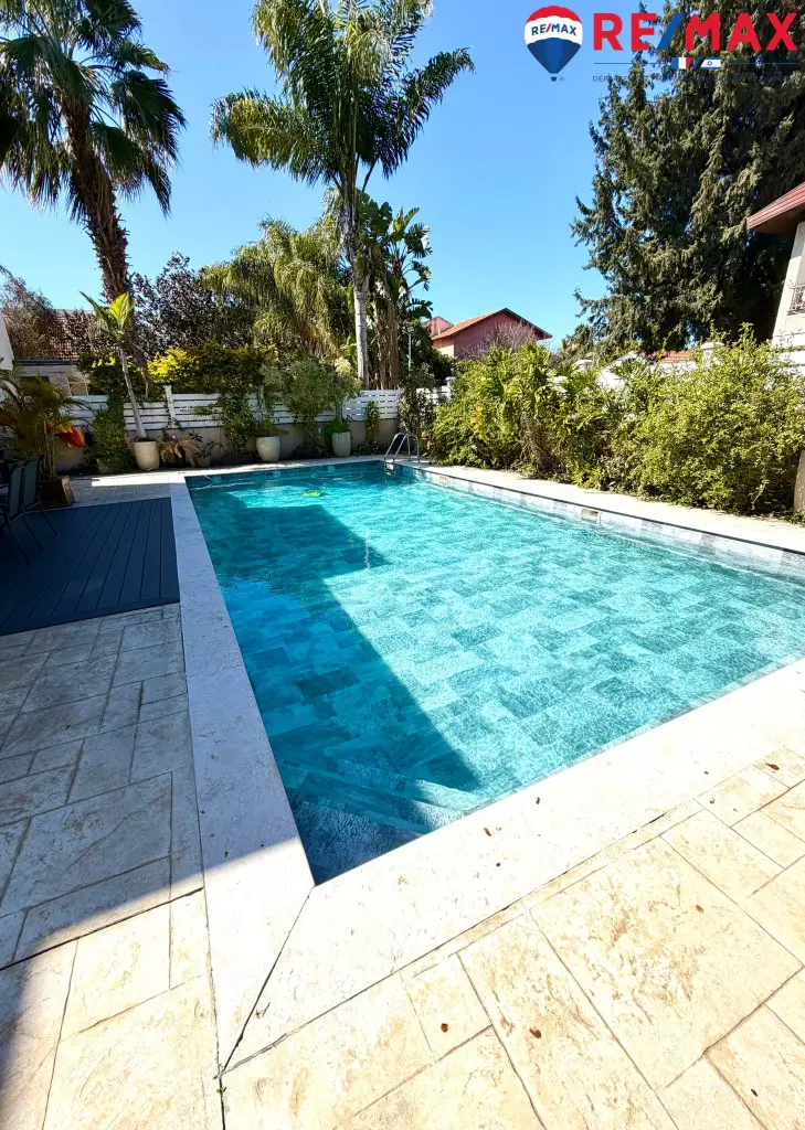 ¿Sueñan con una casa familiar de lujo en un barrio residencial con piscina? ¡No sueñen más! ¡Esta casa está hecha para ustedes!