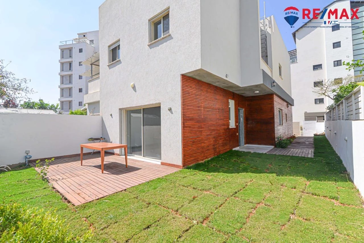 ¡Excepcional casa reciente de 7 habitaciones en el barrio Park!