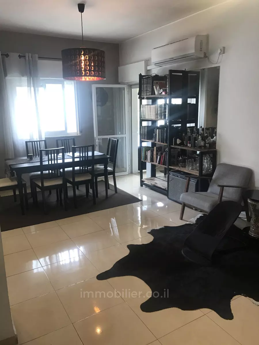 Hermoso apartamento renovado de 3 habitaciones con balcón sucá