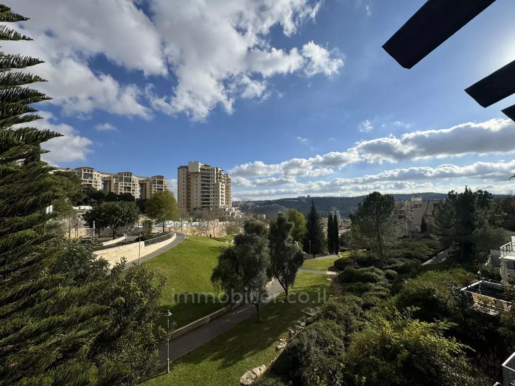 Propiedad rara – Dúplex renovado con terraza soucca