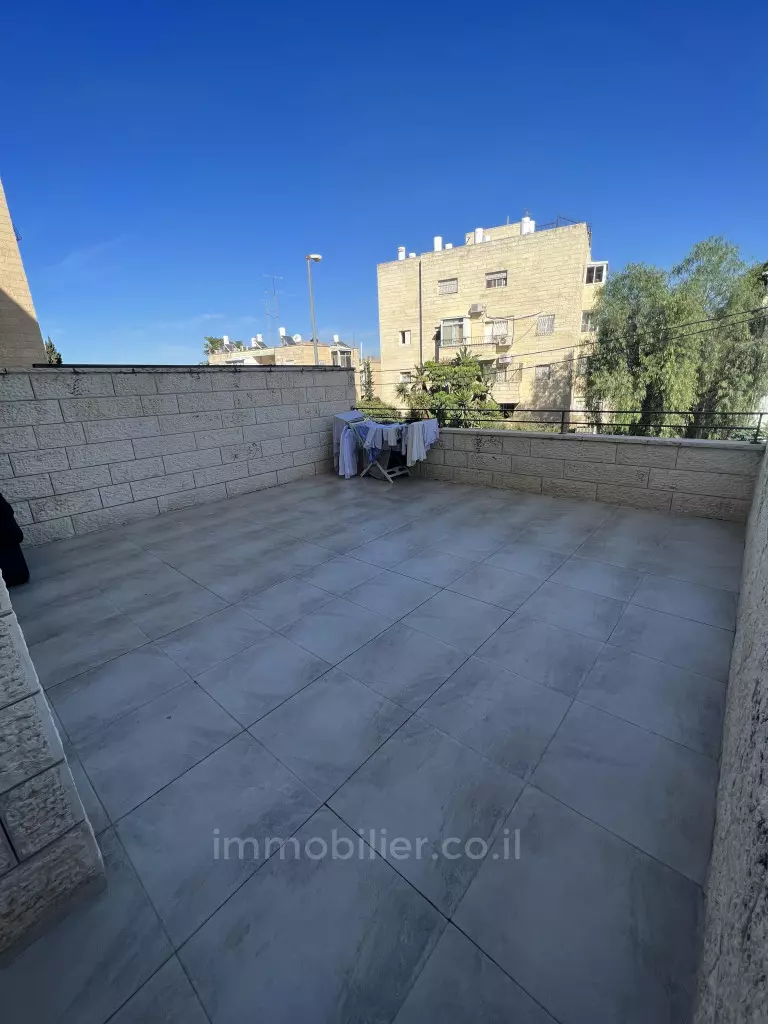 ¡RARO! Planta baja 4 habitaciones con jardín de 140m²