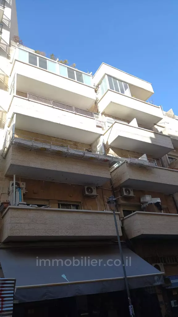 Se vende hermoso apartamento 3 habitaciones completamente renovado 71m² – Centro ciudad, Jerusalén - 4° piso, Terraza 7m²