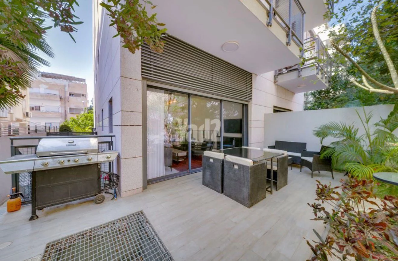 Apartamento con jardín a 1 minuto a pie del mar