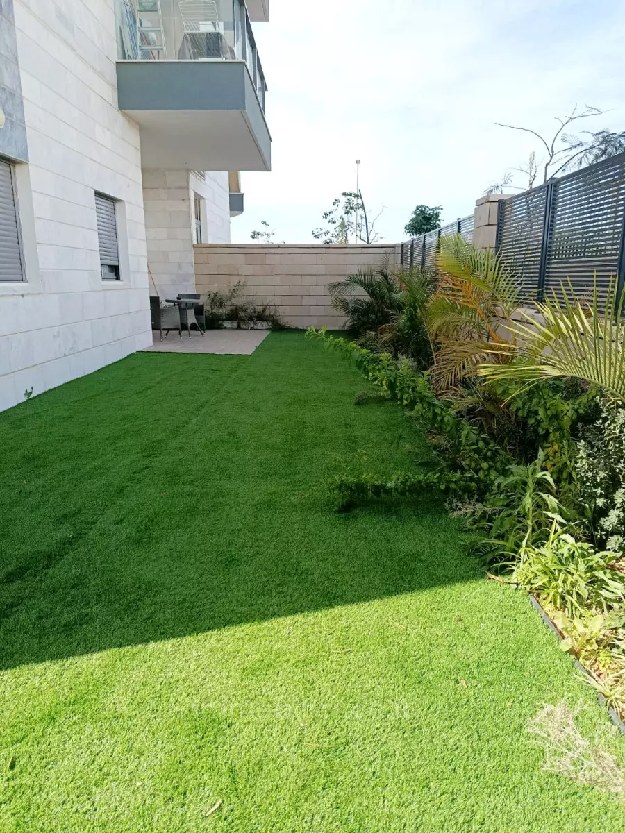 Planta baja con jardín nunca habitada