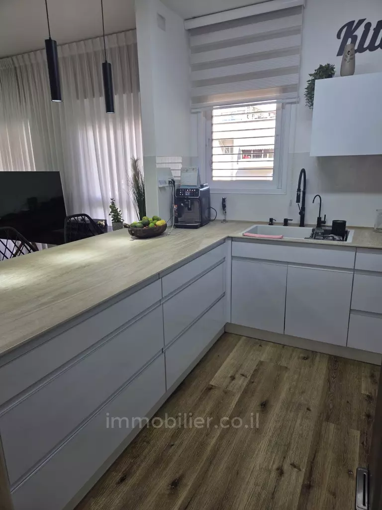 Hermoso piso de 4 habitaciones en calle Elie cohen frente al parque