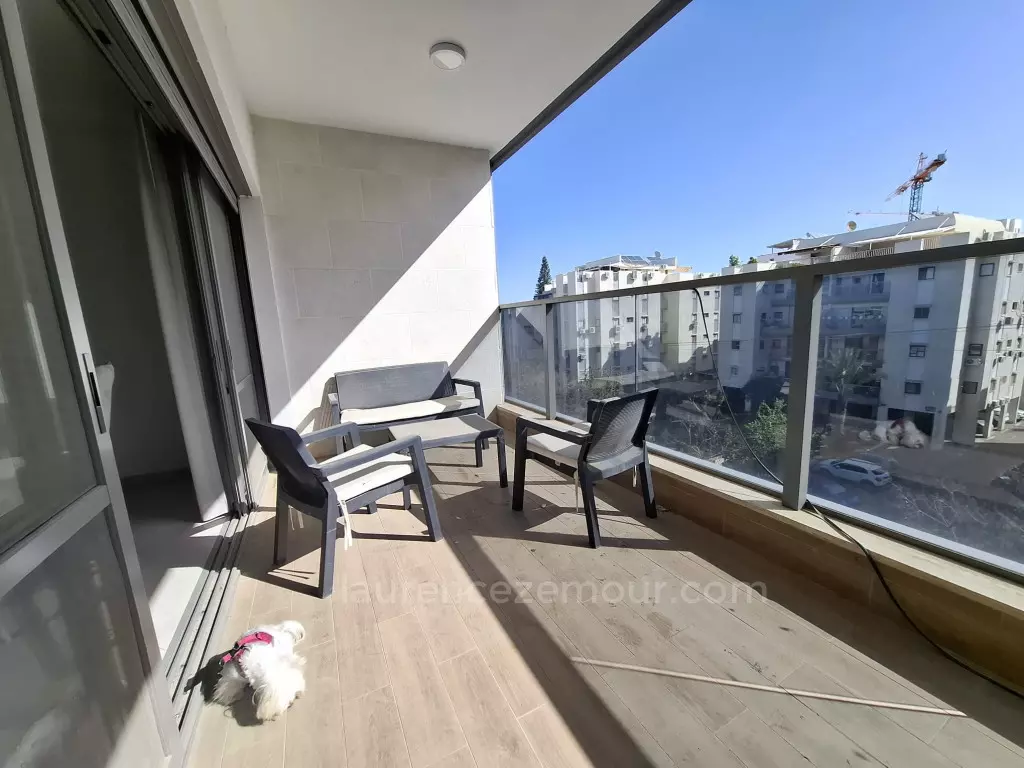 Centro de la ciudad. Hermoso edificio reciente. Cerca de todas las tiendas.