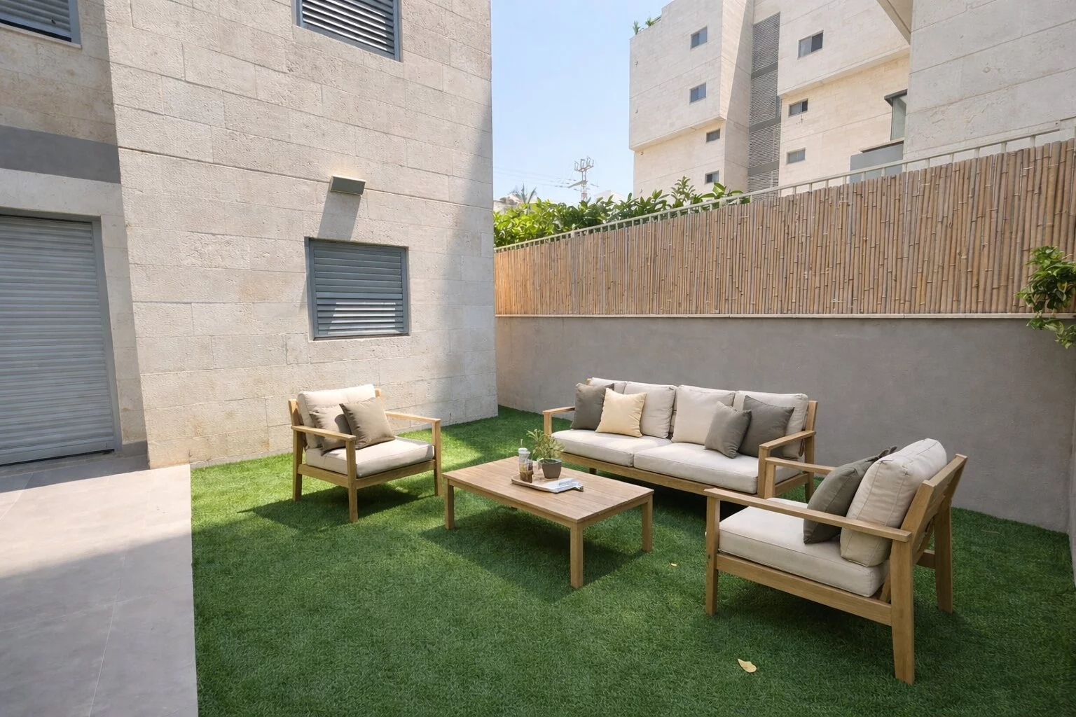Apartamento planta jardín 4 habitaciones, centro Raanana