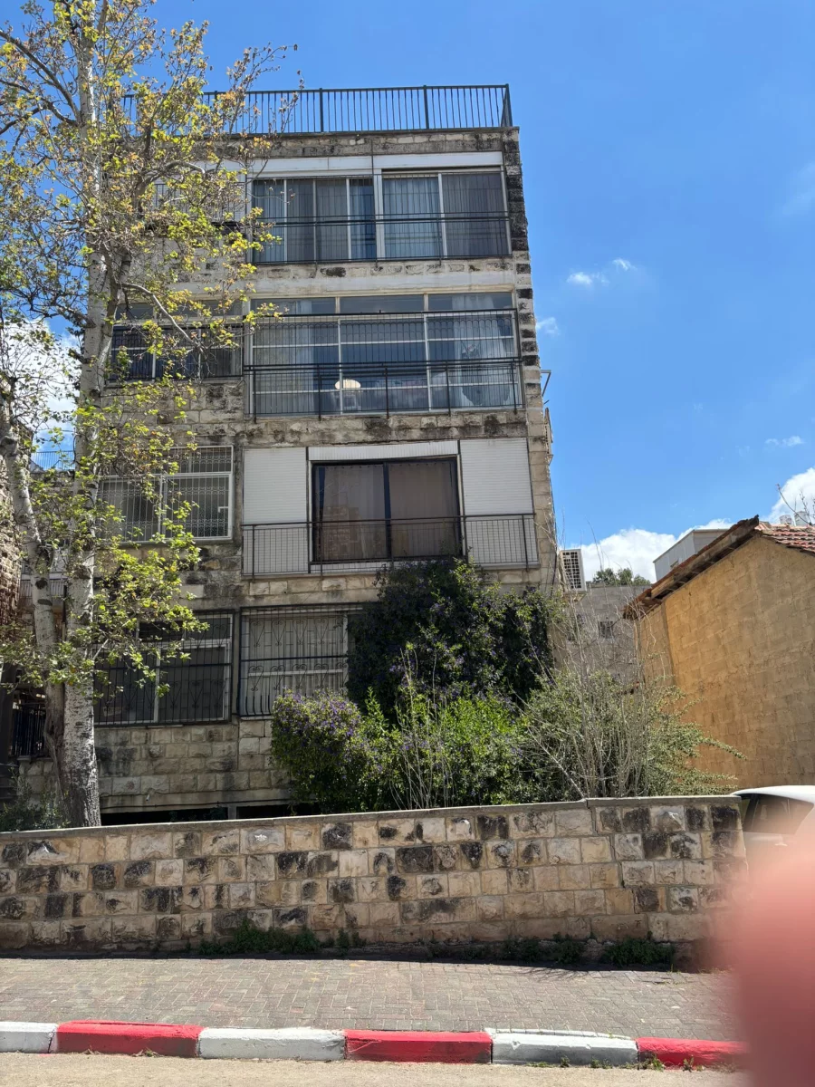 Piso completo silencioso y céntrico + sótano convertido en estudio