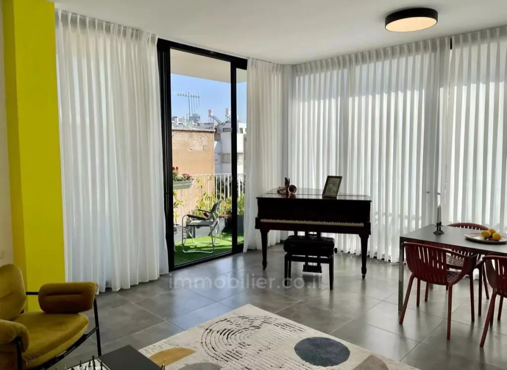 Apartamento en venta – Tel Aviv (Calle pequeña entre Sderot Chen y Dizengoff)