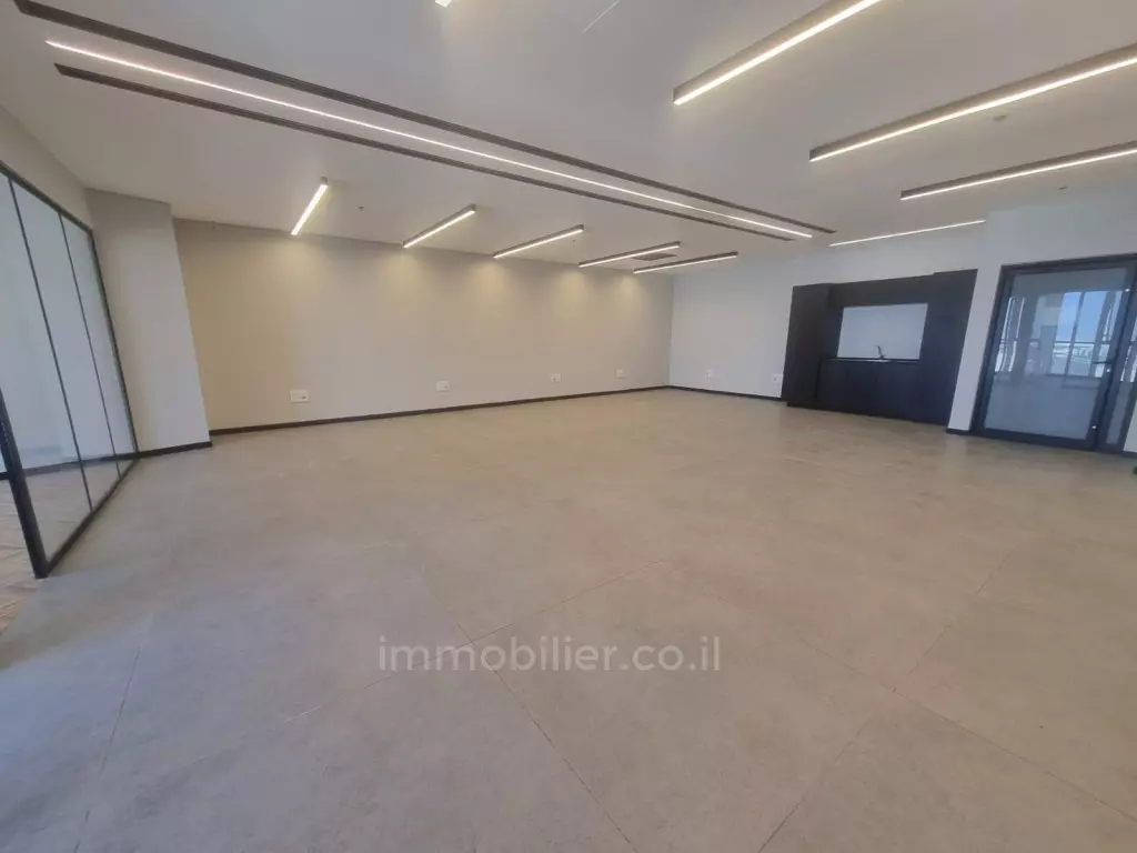 Oficinas nuevas en edificio de oficinas muy demandado en Givat Shaul
