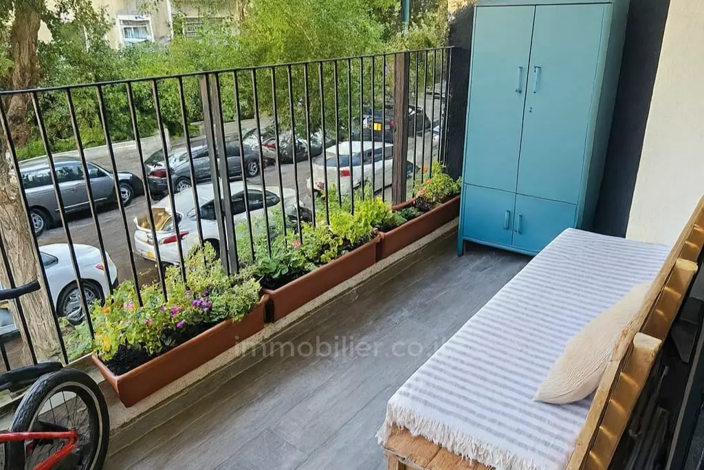 SE VENDE – APARTAMENTO COMO NUEVO 3 HABITACIONES RENOVADO DESPUÉS DE TAMA – SHLOMO HAMELEKH, TEL-AVIV