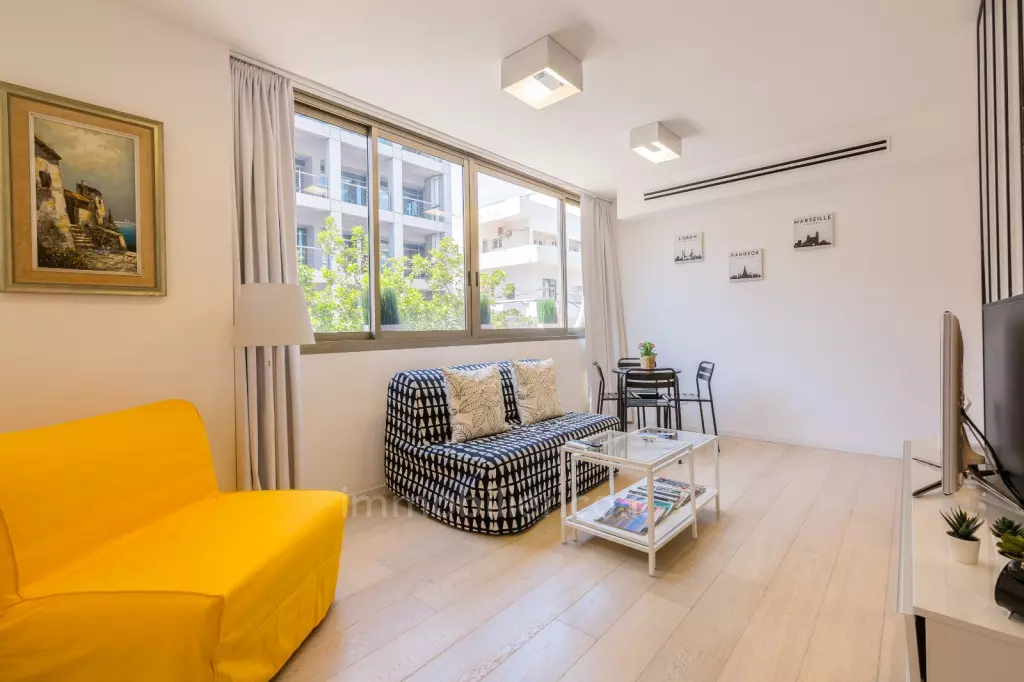 SE VENDE - 2 HABITACIONES CERCA DEL MAR EN EDIFICIO RECIENTE MUY BIEN MANTENIDO
