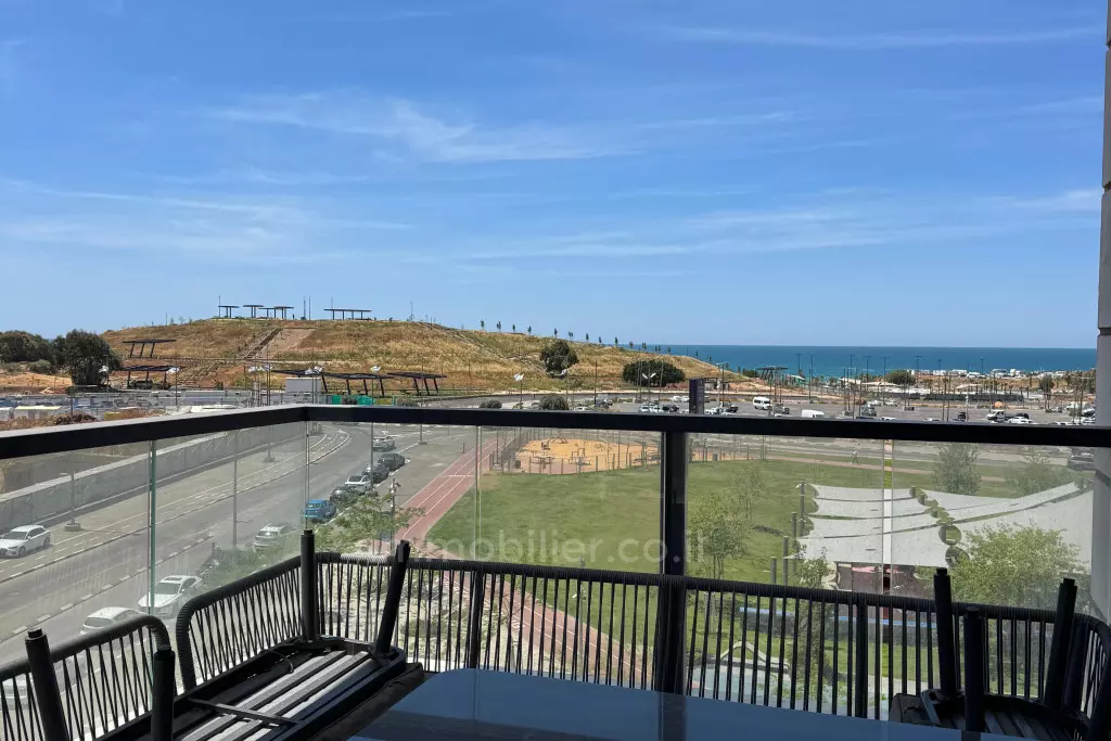 Apartamento de 3 habitaciones en la calle Ehud Manor en Bat Yam - 76m² + 16m² vista despejada