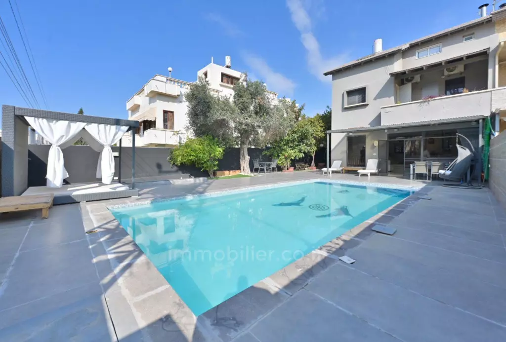 Moradia espaçosa com piscina e jardim – Neve Hof, Rishon LeZion