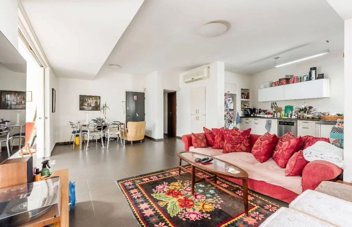 Piso completo de 132 m² con cuatro orientaciones, esquina Massada / Be'er Tuvia