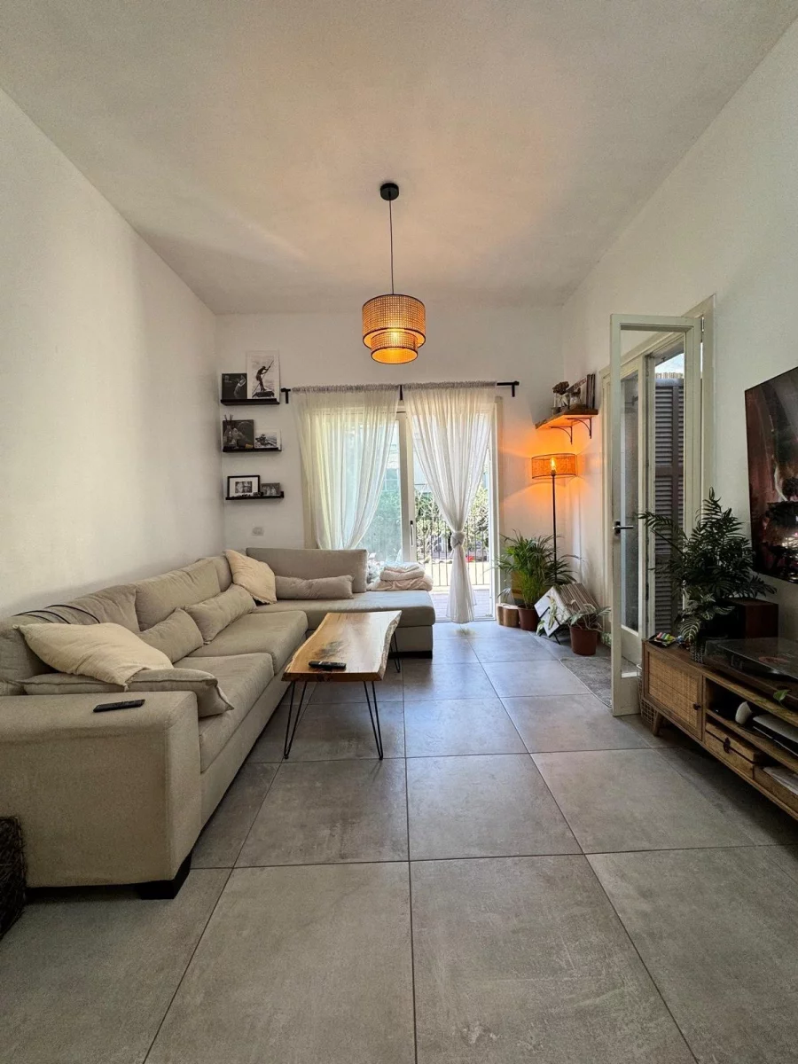 Apartamento renovado de 2 habitaciones con dos balcones y vista al jardín